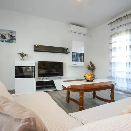 Apartman David Two Bdr With Parking *