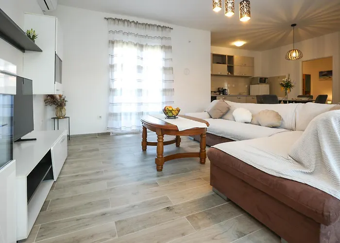 David Two Bdr With Parking Apartament